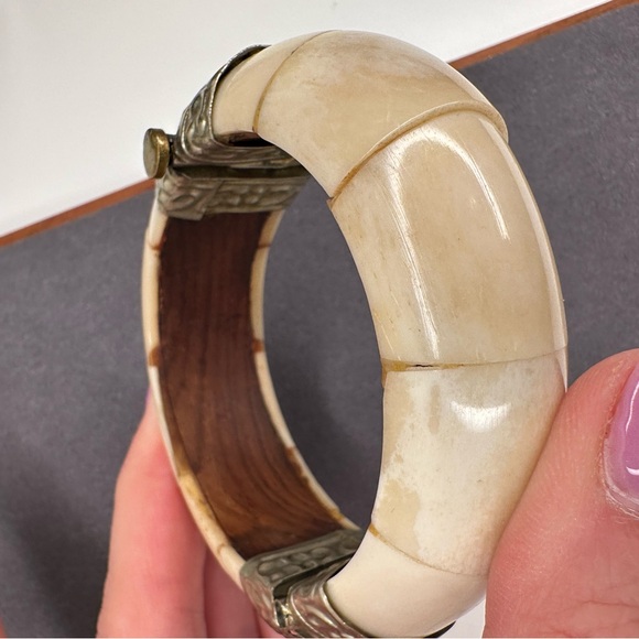 Vintage Mid-Century Bone & Wood Bangle, Hinge Pin Clasp, Tribal Style - Picture 7 of 8